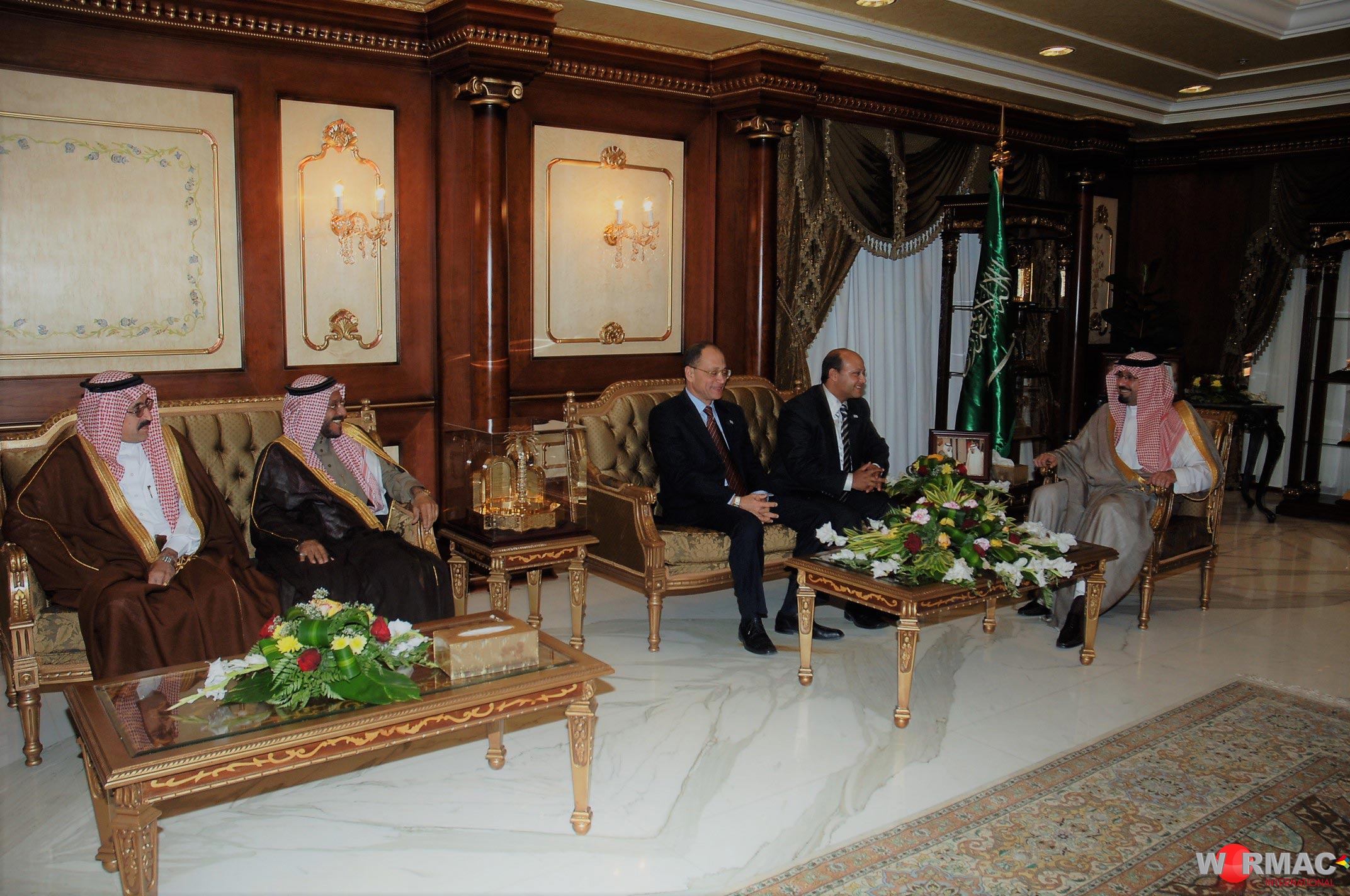 الدكتور أحمد محمود المصري مع الأمير مشعل بن عبدالله بن عبدالعزيز